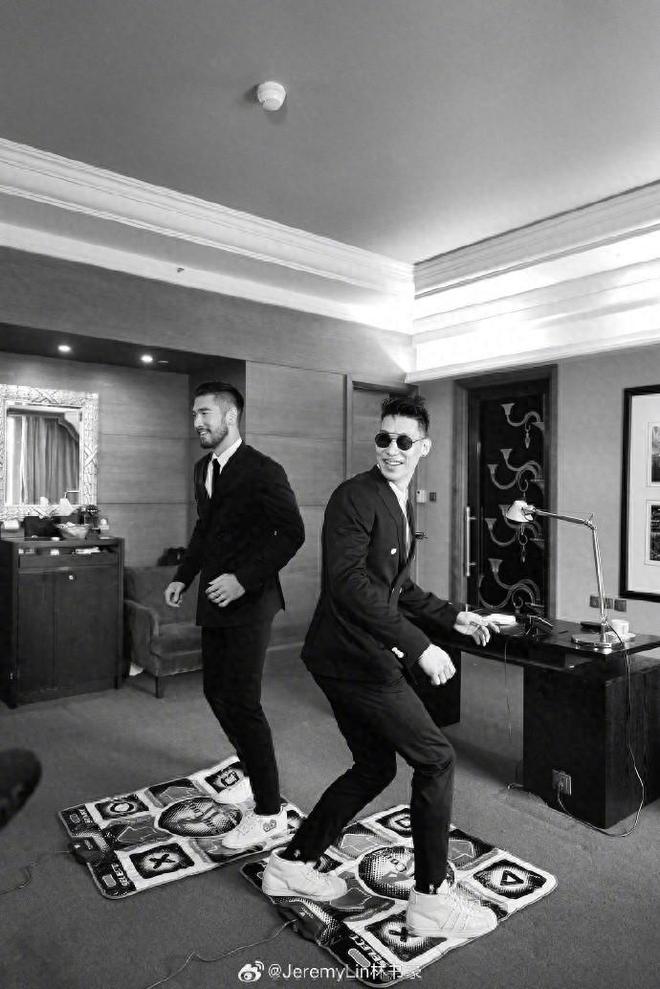 九游体育网站：高以翔40岁冥诞林书豪发文：我的第一套双排扣西服是你送的婚礼西服也是你的品牌谢谢你一直陪着我(图1)