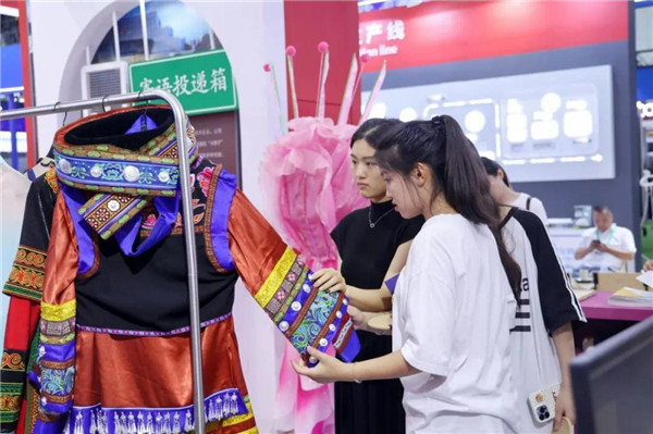 九游体育网站：时尚服装产业“流量聚集地”！中国（合肥）服装原创设计基地亮相2024世界制造业大会(图2)