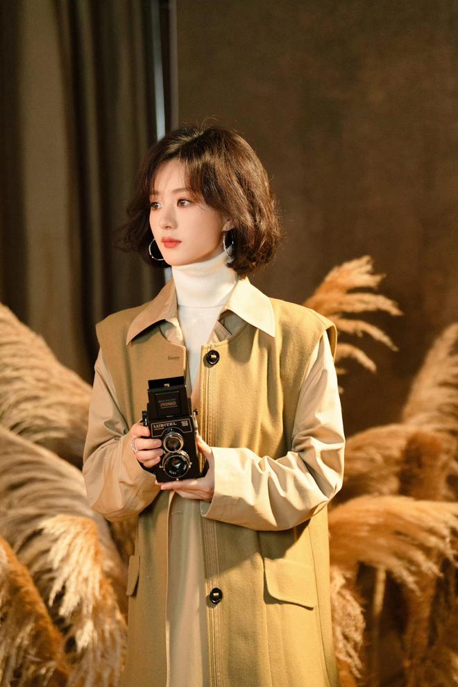 赵丽颖的穿搭火了针织背心配拼接风衣又美又飒剪短发更洋气了(图5)