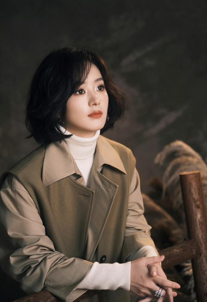 赵丽颖的穿搭火了针织背心配拼接风衣又美又飒剪短发更洋气了(图6)