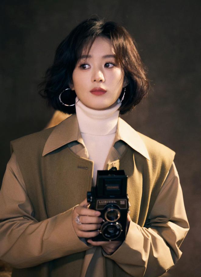 赵丽颖的穿搭火了针织背心配拼接风衣又美又飒剪短发更洋气了(图4)