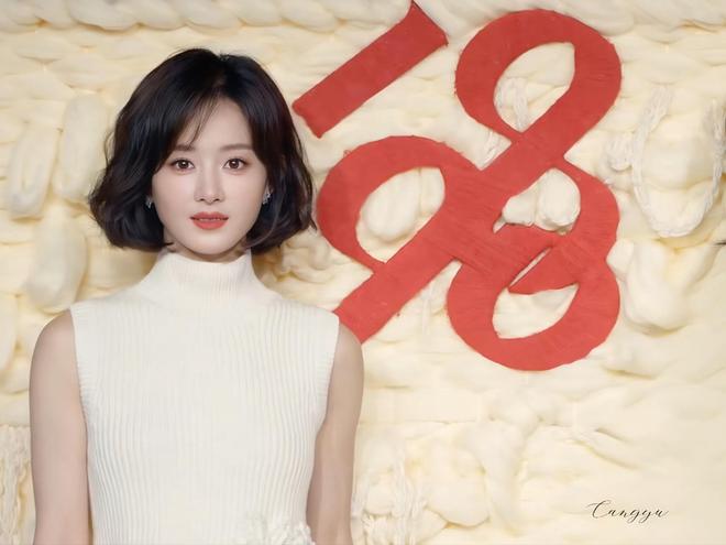 赵丽颖的穿搭火了针织背心配拼接风衣又美又飒剪短发更洋气了(图2)