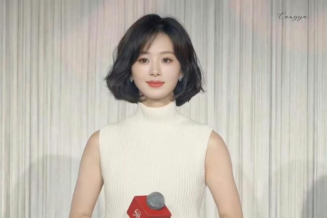 赵丽颖的穿搭火了针织背心配拼接风衣又美又飒剪短发更洋气了(图3)