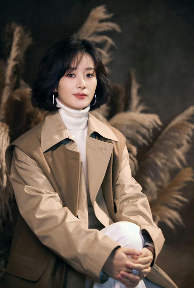 赵丽颖的穿搭火了针织背心配拼接风衣又美又飒剪短发更洋气了(图7)