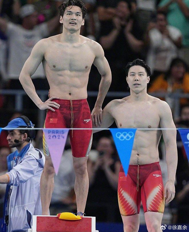 29岁徐嘉余登体育画报封面真空穿西装大秀人鱼线荷尔蒙爆棚(图1)