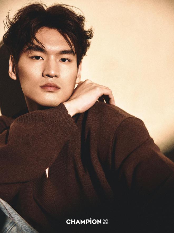 29岁徐嘉余登体育画报封面真空穿西装大秀人鱼线荷尔蒙爆棚(图3)