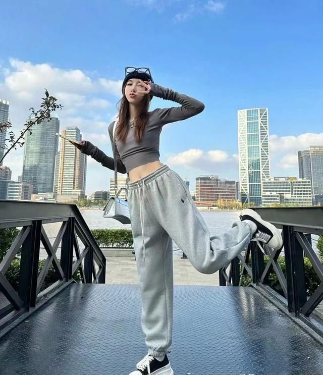九游体育：2024秋冬千万别买和买了不亏的两类衣服!做好笔记不踩雷(图1)