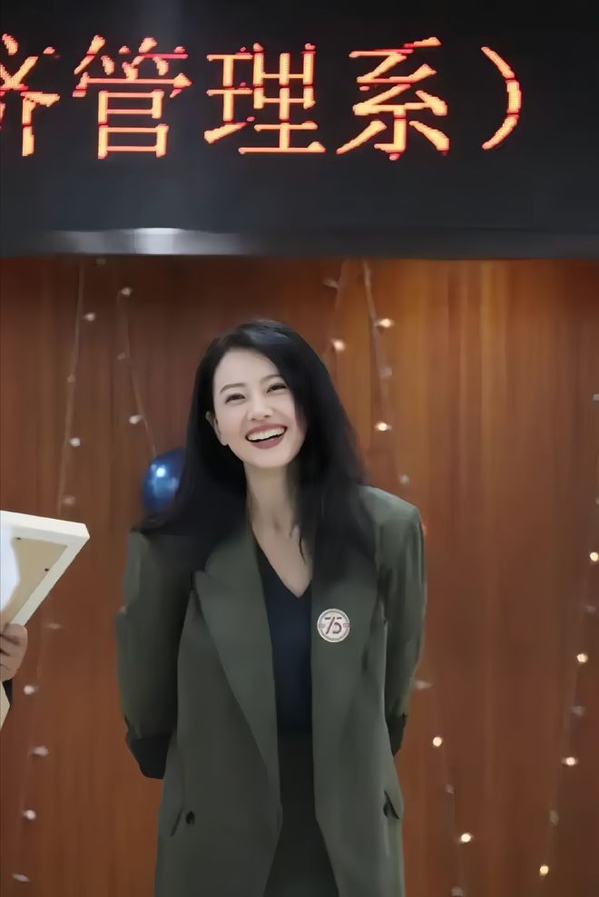 45岁高圆圆回校参加校庆穿西装还有学生气跟领导坐一起有排面(图4)