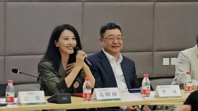 45岁高圆圆回校参加校庆穿西装还有学生气跟领导坐一起有排面(图1)