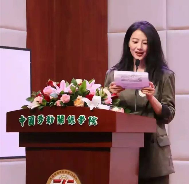 45岁高圆圆回校参加校庆穿西装还有学生气跟领导坐一起有排面(图6)