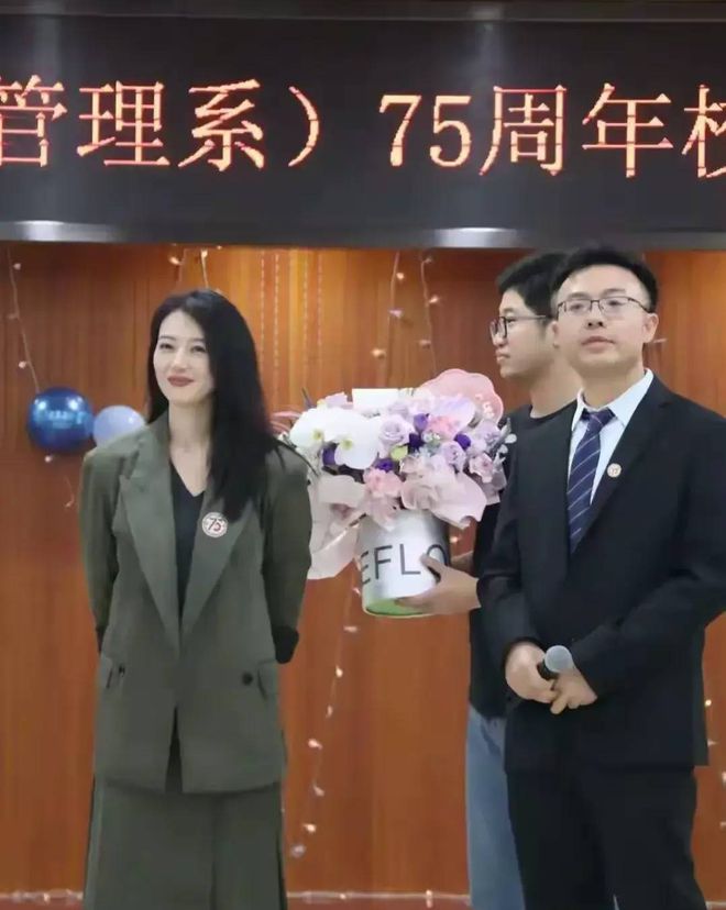 45岁高圆圆回校参加校庆穿西装还有学生气跟领导坐一起有排面(图3)