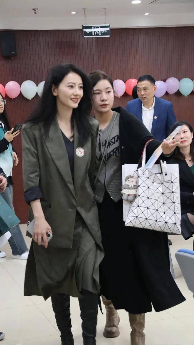 45岁高圆圆回校参加校庆穿西装还有学生气跟领导坐一起有排面(图2)