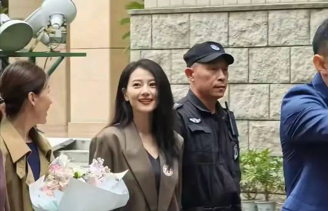 45岁高圆圆回校参加校庆穿西装还有学生气跟领导坐一起有排面(图5)