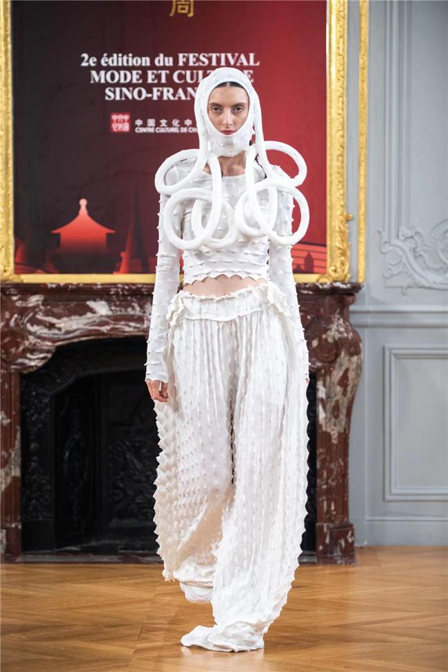 中国知名服装设计师丁洁携DMARTINAQUEEN闪耀巴黎(图1)