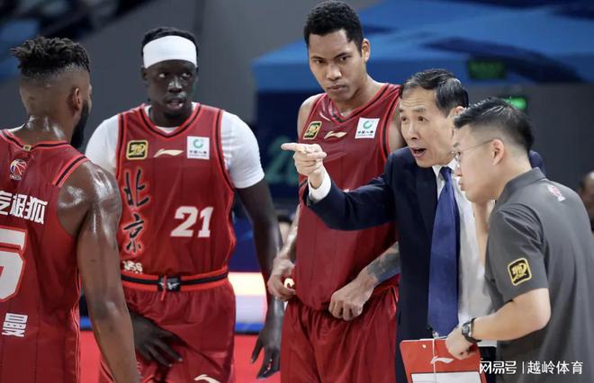 九游体育：CBA裁判判罚再起纠纷四川主教练怒摔西装遭驱逐难逃罚单(图3)
