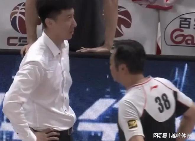 九游体育：CBA裁判判罚再起纠纷四川主教练怒摔西装遭驱逐难逃罚单(图2)