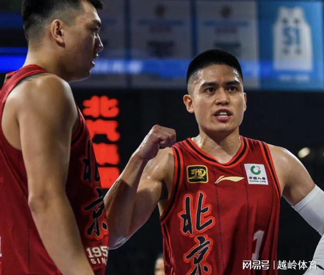 九游体育：CBA裁判判罚再起纠纷四川主教练怒摔西装遭驱逐难逃罚单(图4)