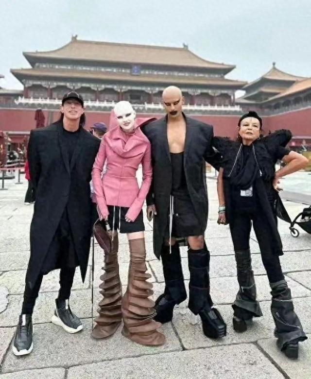 九游体育：美国知名设计师一行自称“被要求卸妆、换正常服装再来”故宫最新回应(图1)