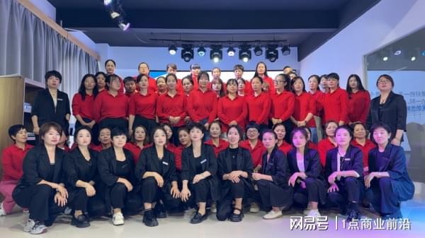 九游体育：2024吉米赛欧女装加盟：开启服装实体店的财富密码(图4)
