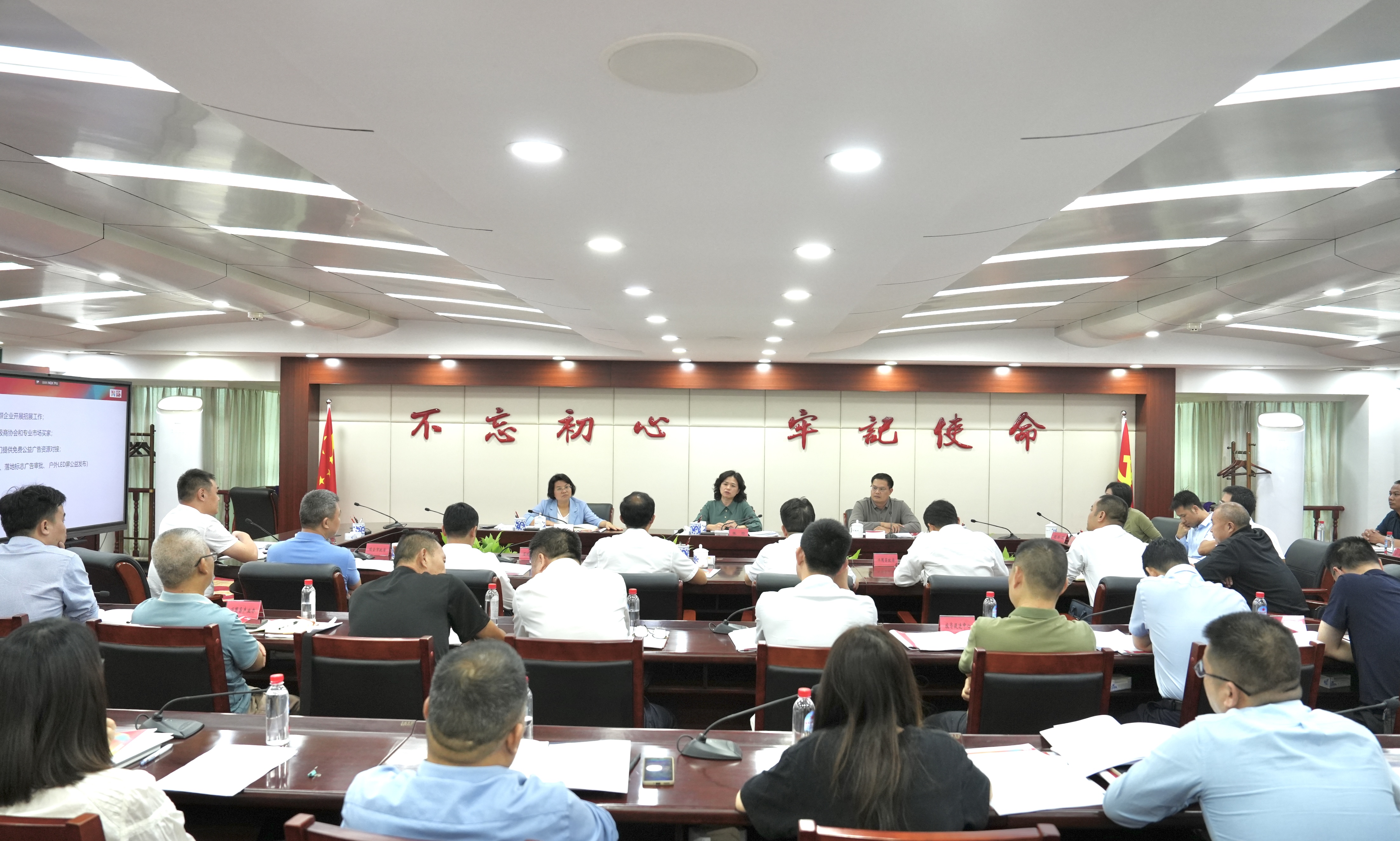 2024江西纺织服装周暨第五届江西（赣州）纺织服装产业博览会筹备工作调度会召开(图1)