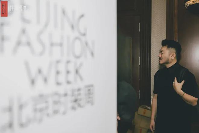 九游体育：秀后专访服装设计师胡社光-用时尚为非遗创造更多可能性(图2)
