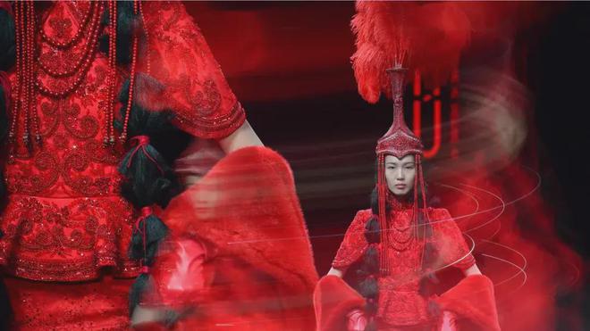 九游体育：秀后专访服装设计师胡社光-用时尚为非遗创造更多可能性(图18)