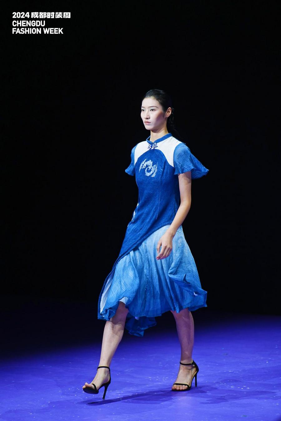 融创·新质蜀韵成都纺织高等专科学校服装学院优秀设计作品惊艳成都时装周(图1)