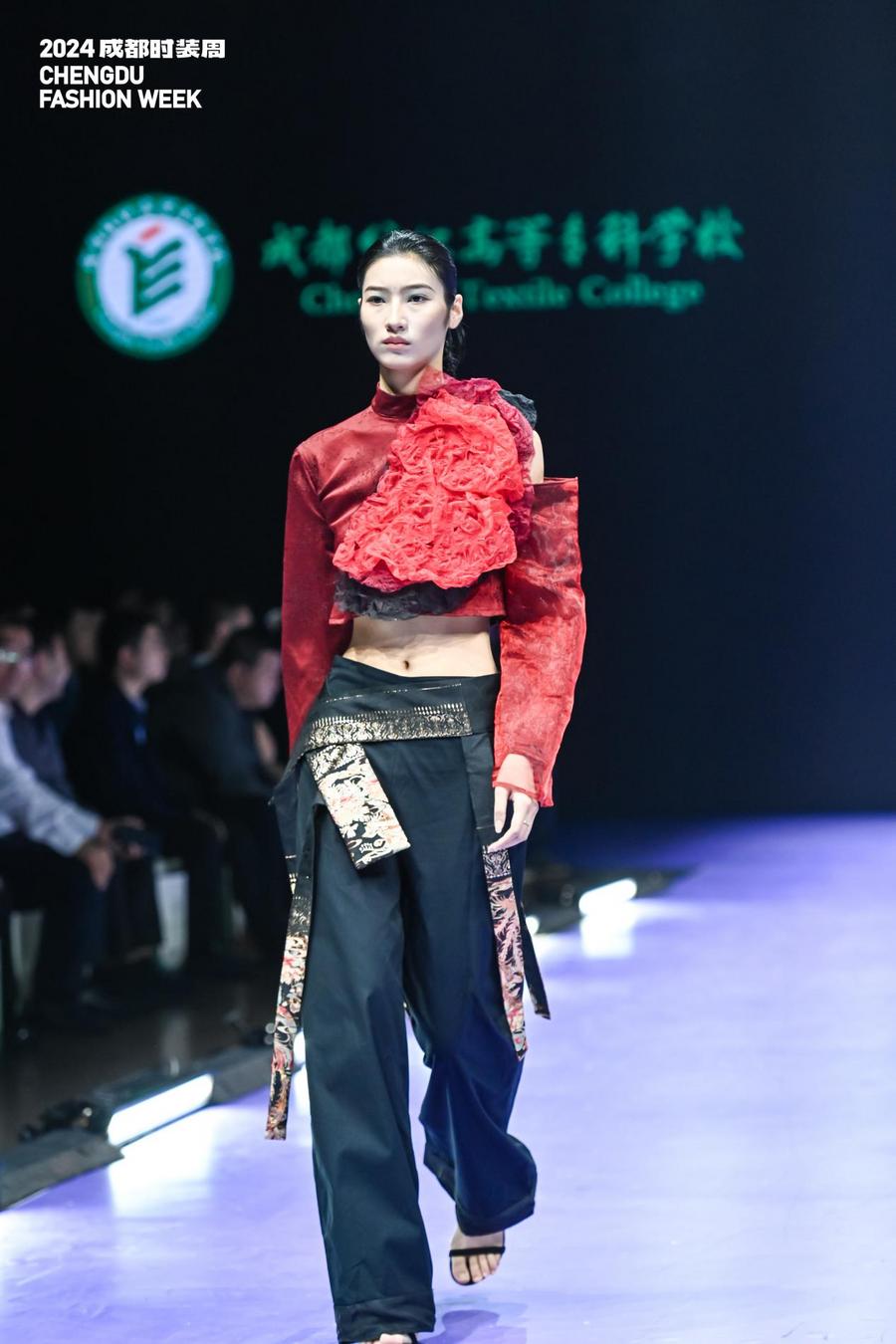 融创·新质蜀韵成都纺织高等专科学校服装学院优秀设计作品惊艳成都时装周(图4)