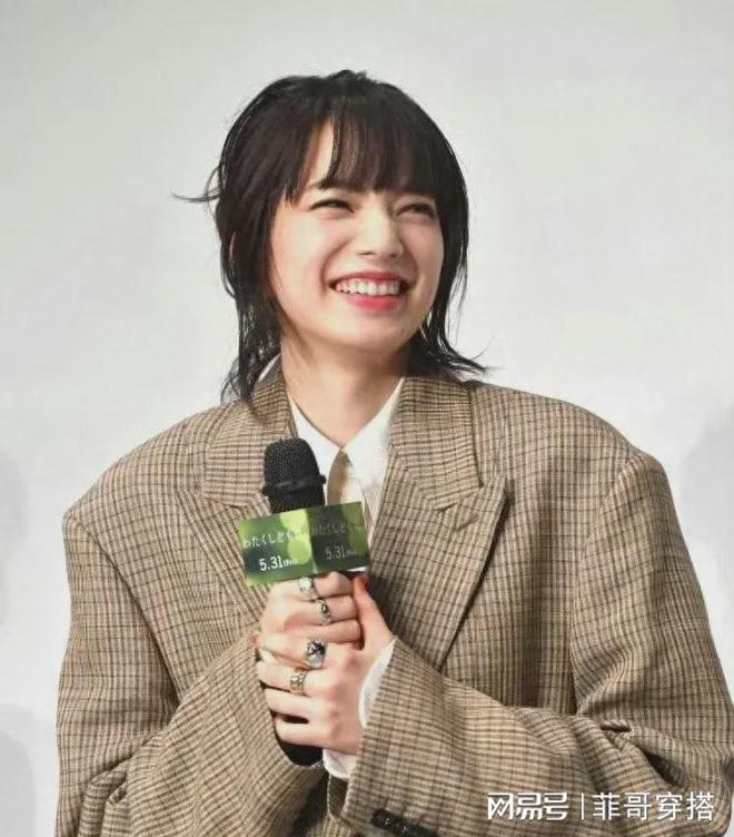 2024年“超大西装+超长西装裙”小松菜乃这样穿状态震惊网友(图1)