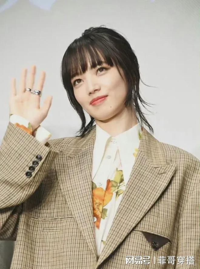 2024年“超大西装+超长西装裙”小松菜乃这样穿状态震惊网友(图2)