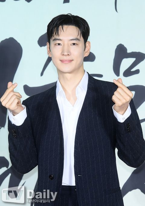 九游体育：【影片】李帝勋出席2024大韩民国文化艺术人赏红毯黑西装白衬衫气质非凡(图1)