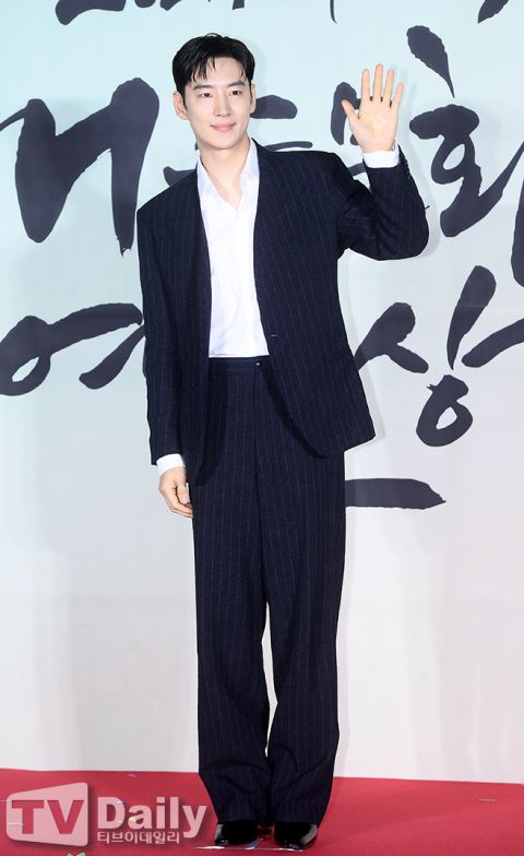 九游体育：【影片】李帝勋出席2024大韩民国文化艺术人赏红毯黑西装白衬衫气质非凡(图2)