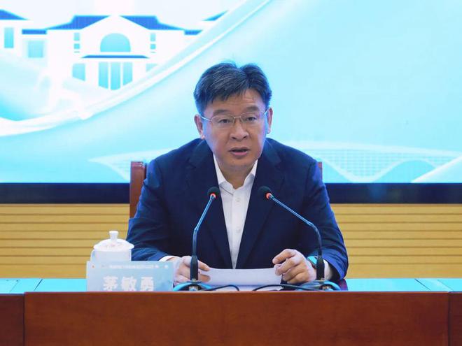 2024南通海门马拉松奖牌、服装惊艳亮相！(图1)