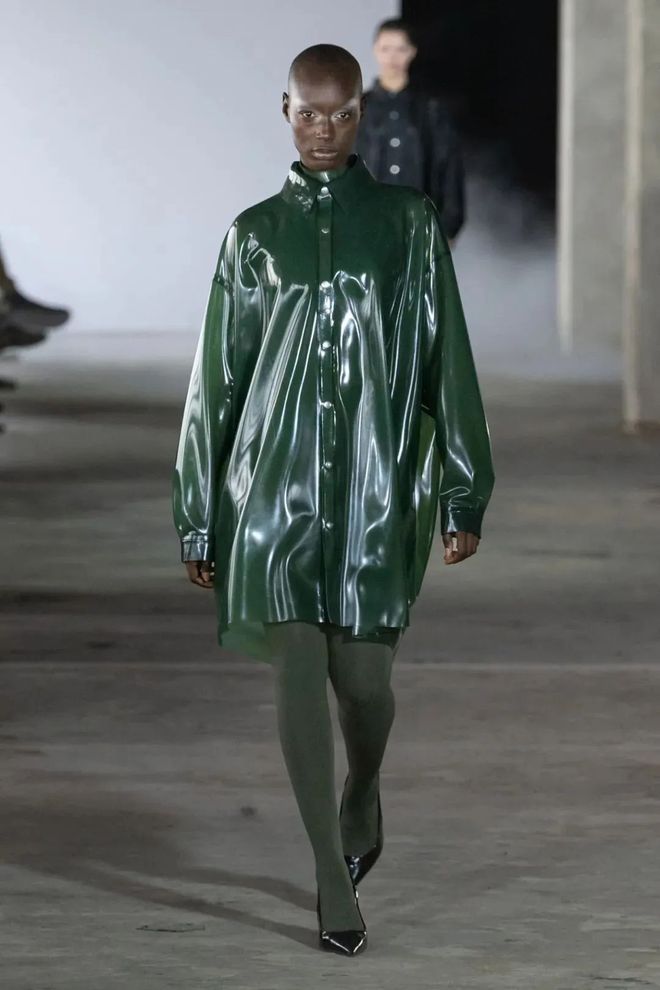 Avellano2024秋冬系列光泽乳胶的时尚(图6)