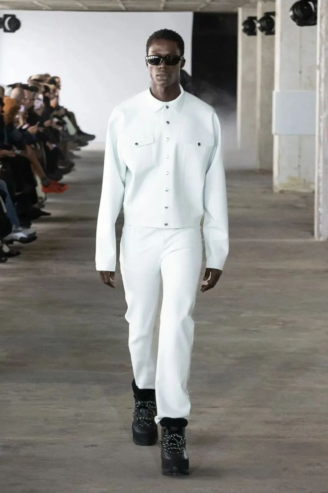 Avellano2024秋冬系列光泽乳胶的时尚(图1)