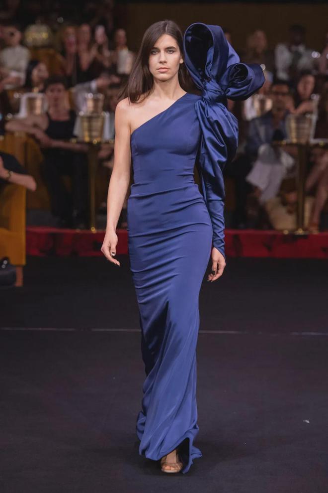 九游体育:长款连衣裙40款女性魅力爆棚的AlexisMabille2024年秋冬高级定制系列(图6)