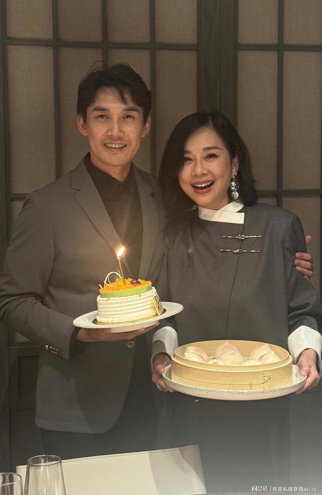 陈松伶为小8岁老公张铎庆生穿新中式西装戴流苏耳环状态超赞(图1)