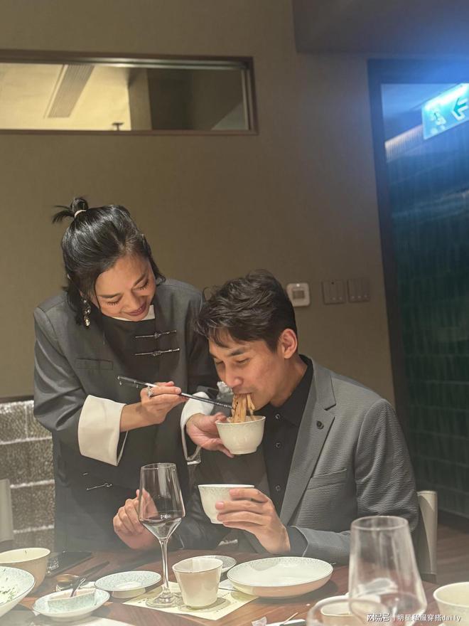 陈松伶为小8岁老公张铎庆生穿新中式西装戴流苏耳环状态超赞(图2)