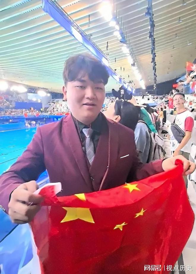 九游体育：2024年巴黎奥运会上全红婵的哥哥穿着西装去给妹妹加油(图1)