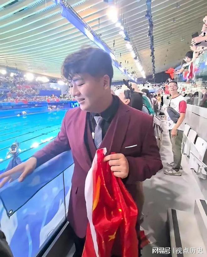九游体育：2024年巴黎奥运会上全红婵的哥哥穿着西装去给妹妹加油(图2)