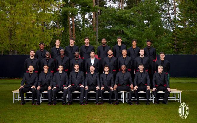 九游体育网站：图片丨米兰发布本赛季全家福西装合照(图1)