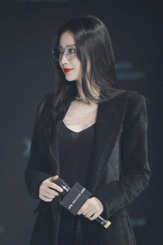 35岁杨颖离婚后气质大变黑西装配眼镜成霸道女总裁(图3)