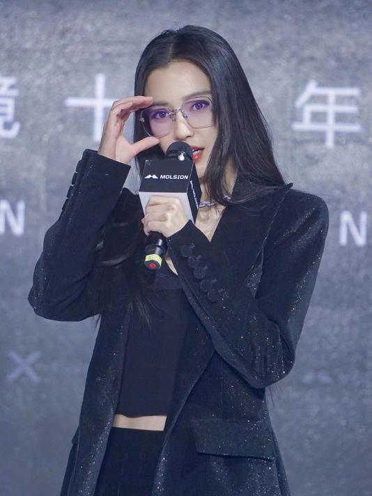 35岁杨颖离婚后气质大变黑西装配眼镜成霸道女总裁(图4)