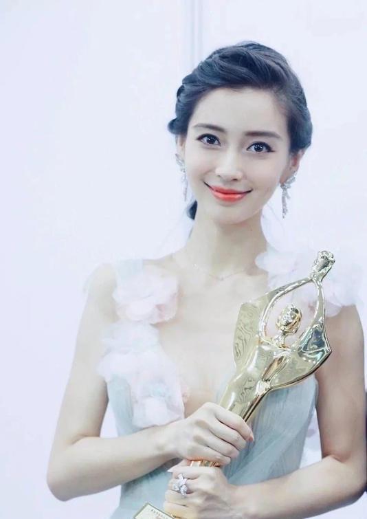 35岁杨颖离婚后气质大变黑西装配眼镜成霸道女总裁(图6)