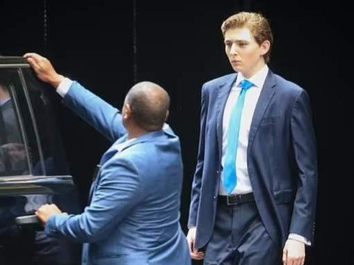 九游体育：巴伦最新路透照惊艳西装笔挺玉树临风像童话里走出来的王子(图1)