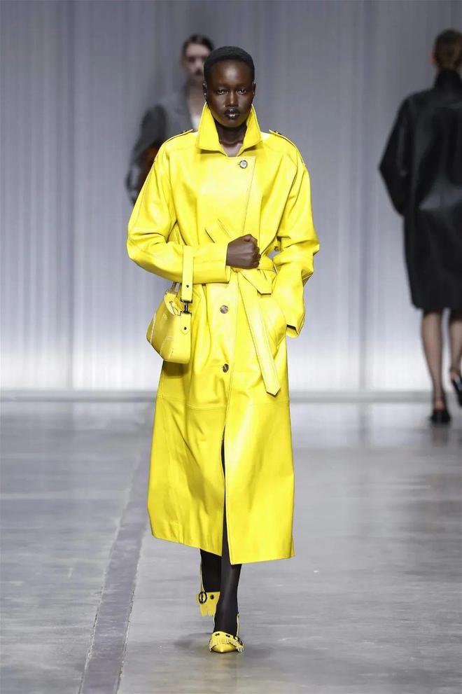 Iceberg2024秋冬系列宽松舒适的线条(图3)