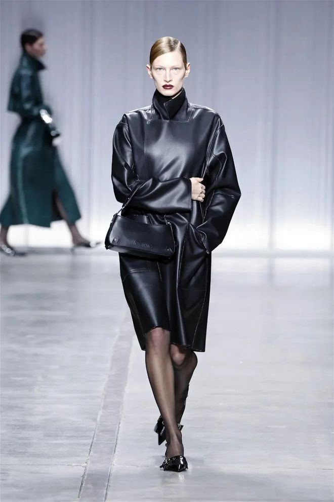 Iceberg2024秋冬系列宽松舒适的线条(图1)