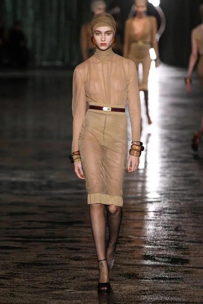 YSL圣罗兰还是太前卫！2024秋冬大玩透视装透视爆火2025春夏大玩复古明年复古将会是下一个风潮吗？(图1)