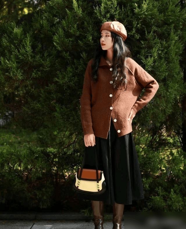 比西装舒适、比风衣百搭今年秋天“奶奶衫”为什么又火了？(图3)