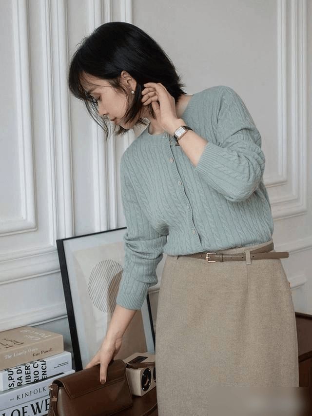 比西装舒适、比风衣百搭今年秋天“奶奶衫”为什么又火了？(图11)
